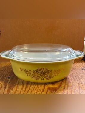 Vintage Pyrex Butterfly Gold 1.5-Quart Oval Casserole Dish with Lid